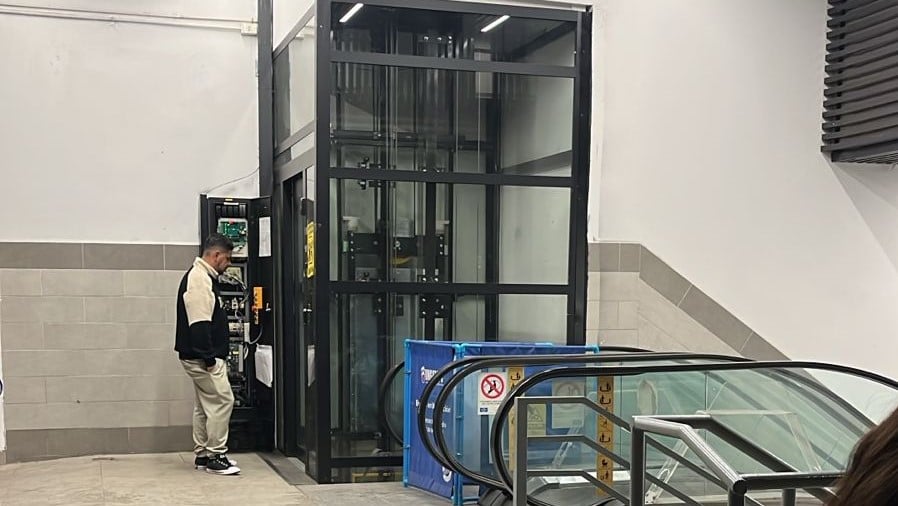 Cuatro adolescentes atrapadas tras falla de ascensor en mall chino de Curicó