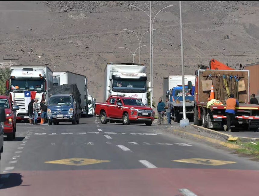 Camioneros de Tarapacá convocan paralización por alza de combustibles