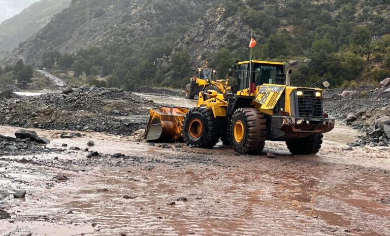 Rescatan a nueve personas que quedaron aisladas en la cordillera de Romeral tras crecida de esteros