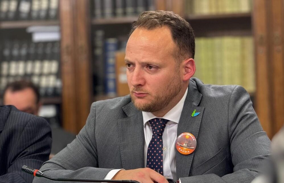 "Concentra aún más el poder": Diputado Guzmán cuestiona traspaso de escaños de regiones a la Metropolitana