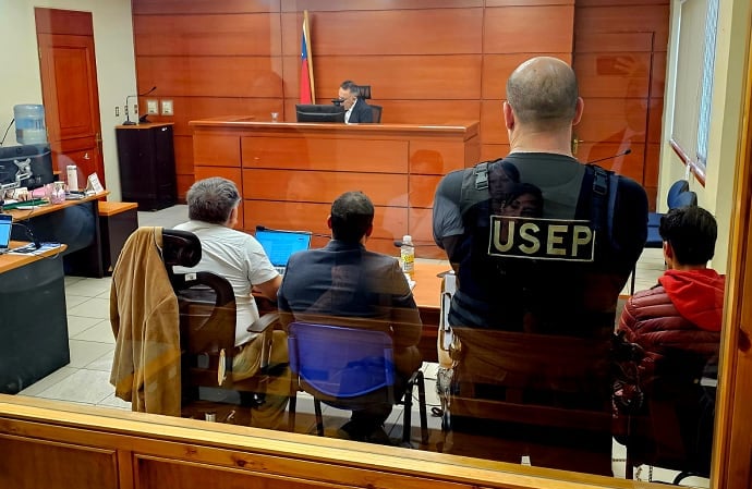 Formalizan a dos estudiantes por exhibir arma en Universidad de Antofagasta