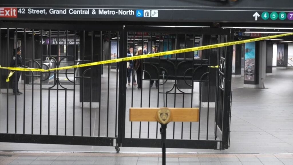 Policía de Nueva York abate a atacante de metro tras apuñalar a tres personas