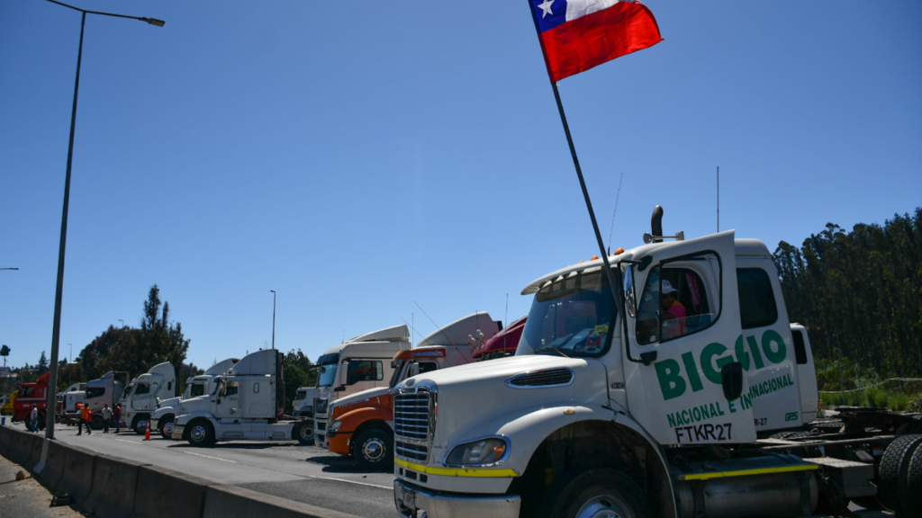 Dueños de camiones de Valparaíso anuncian paro por alza de combustibles
