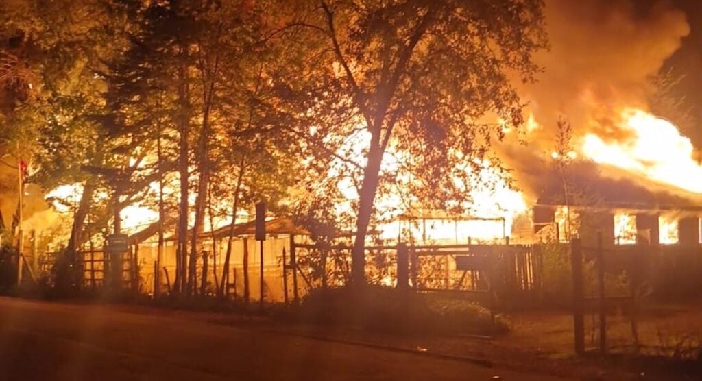 Voraz incendio destruye por completo tradicional hostería "La Flor de la Canela" y locales aledaños en el Parque Inglés