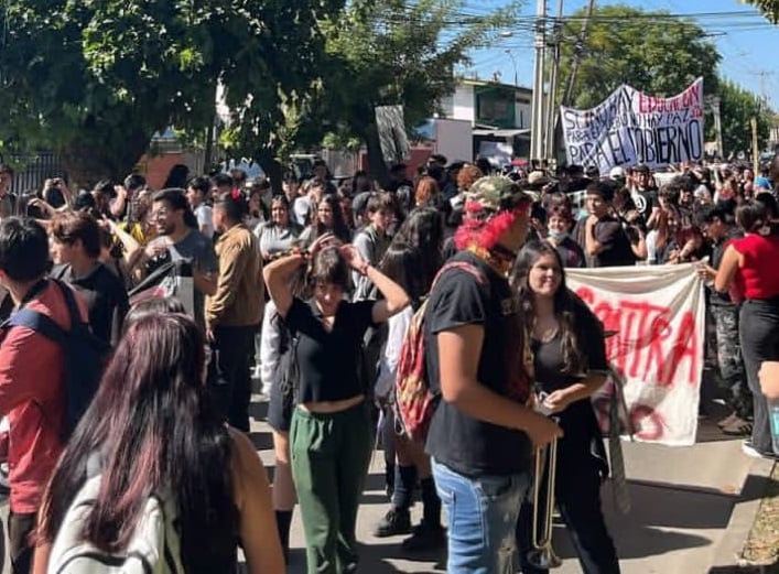 Por recortes y alzas: Estudiantes realizan masiva marcha en Talca