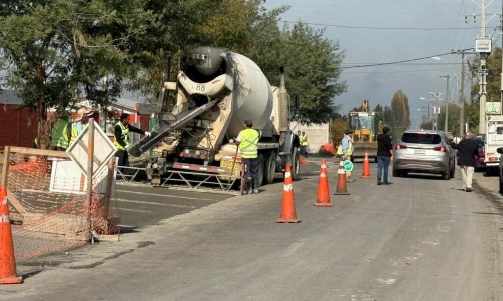 Tras 15 años de espera: Avanzan obras de pavimentación en Villa Holanda de Curicó