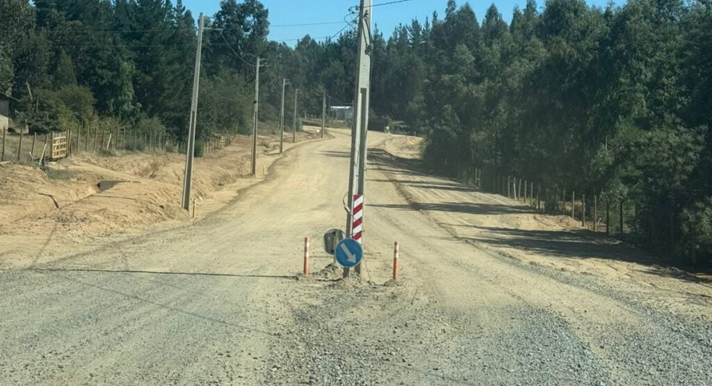 Advierten peligro de accidentes por postes instalados en medio de la calzada