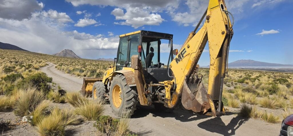 Dos sujetos fueron detenidos tras intentar tapar zanjas con retroexcavadora en Colchane