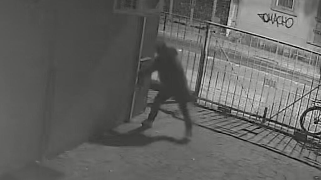 Cámara capta robo de medidor de agua en consulta oftalmológica del centro de Curicó