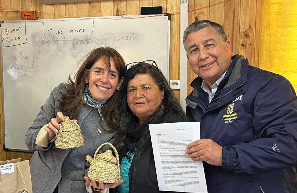 Alcalde de Teno formaliza peticiones de vecinos ante la primera dama María Pía Adriasola