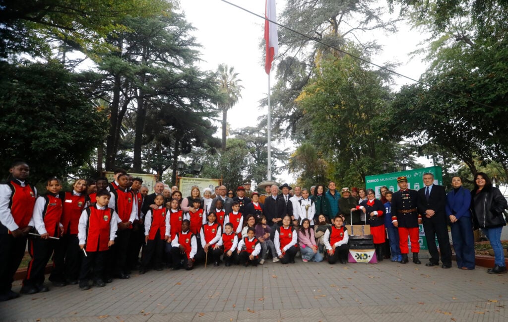 Masiva concurrencia marca tradicional izamiento de la bandera en Curicó