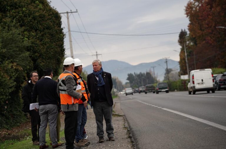 Autoridades proyectan mejoras viales en sectores rurales de Curicó tras inspección en terreno