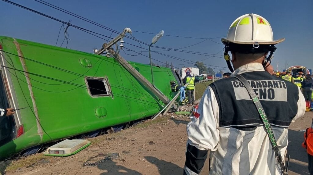 Grave accidente en la Ruta 5 Sur: Turbus vuelca en la comuna de Teno dejando dos fallecidos y múltiples lesionados