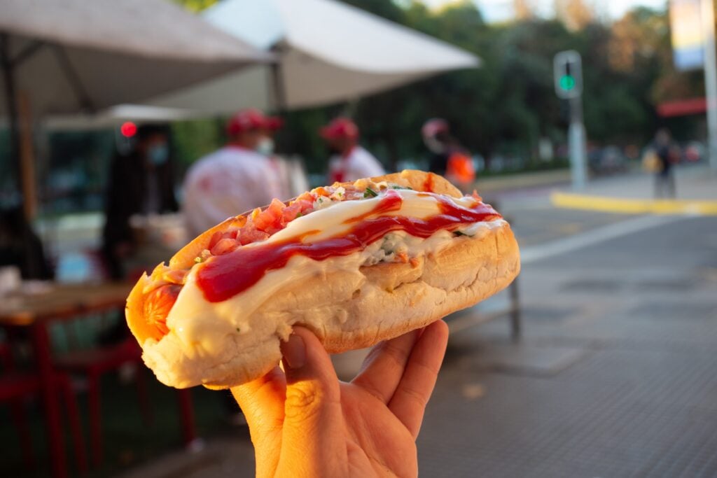 Miles de completos se regalarán hoy en Santiago como antesala al Día del Completo