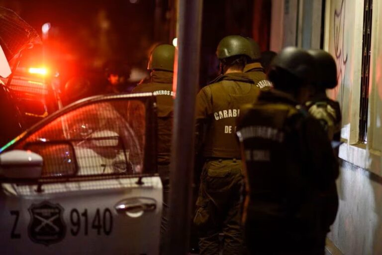 Rápido operativo policial permite detener a dos sujetos tras asalto armado a botillería en Curicó