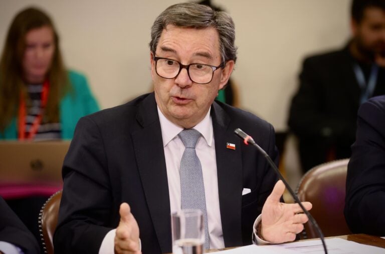 Gobierno blinda a ministro de Defensa por viaje a Hawái durante emergencia: "No andábamos de vacaciones"