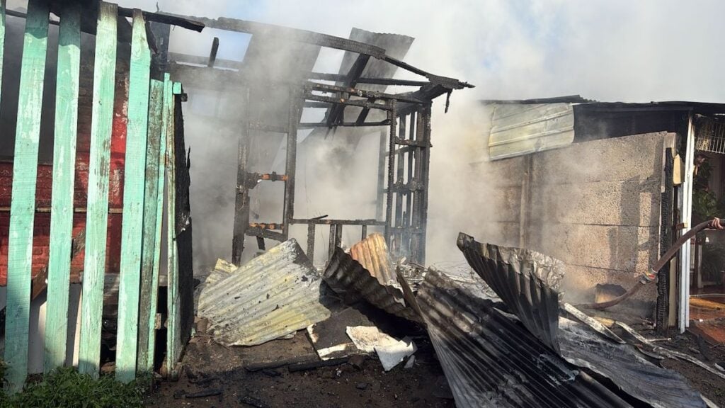 Voraz incendio destruyó una vivienda y dejó a siete personas damnificadas en la Población Santa Lucía