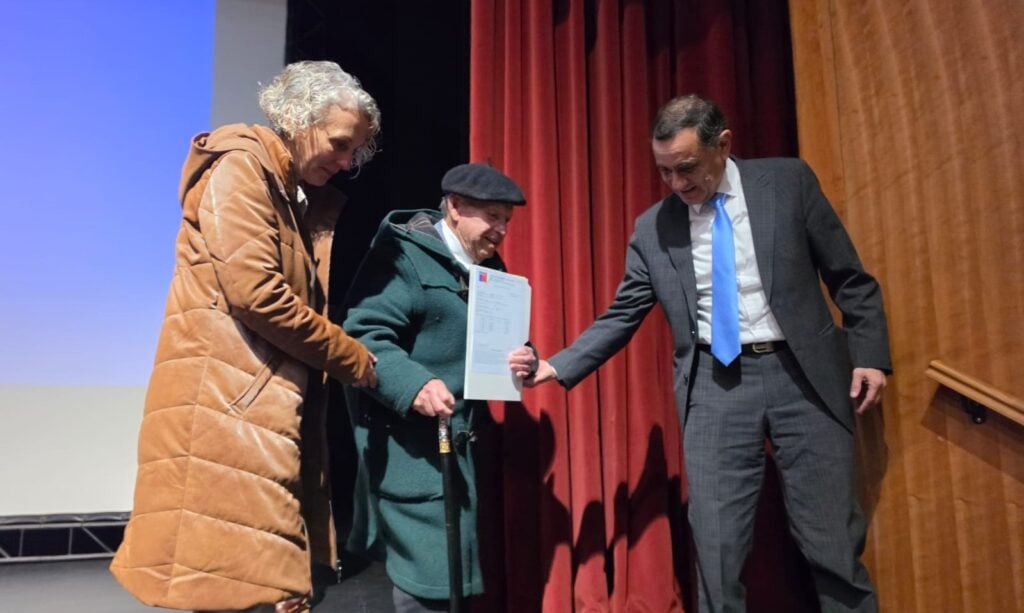 A sus 87 años: Histórico exradiodifusor hualañecino recibe esperado subsidio habitacional