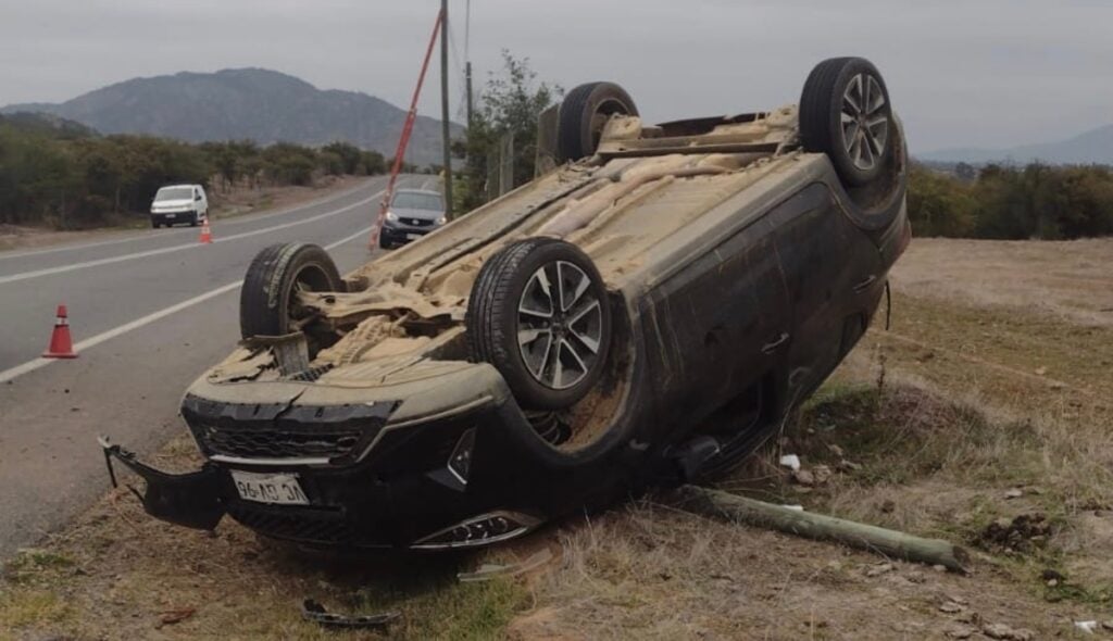 Conductora resulta lesionada tras volcar e impactar un poste en la ruta J-70-I de Hualañé