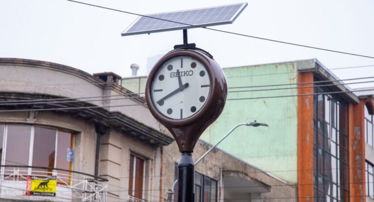 Tras más de dos décadas perdido: Histórico reloj Seiko vuelve a marcar la hora en el centro de Temuco
