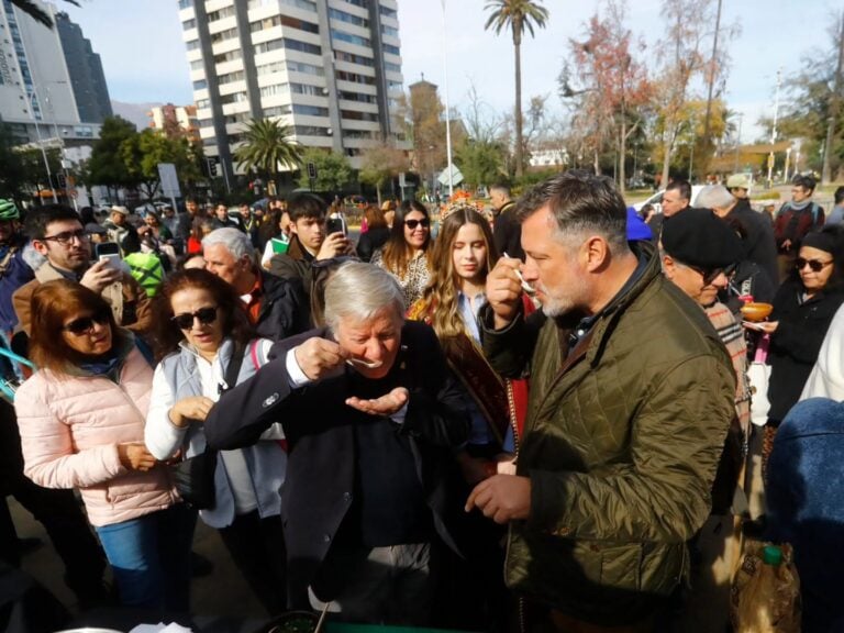 Municipalidad de Curicó lanzó la Feria de los Caldos 2026 en Plaza Ñuñoa