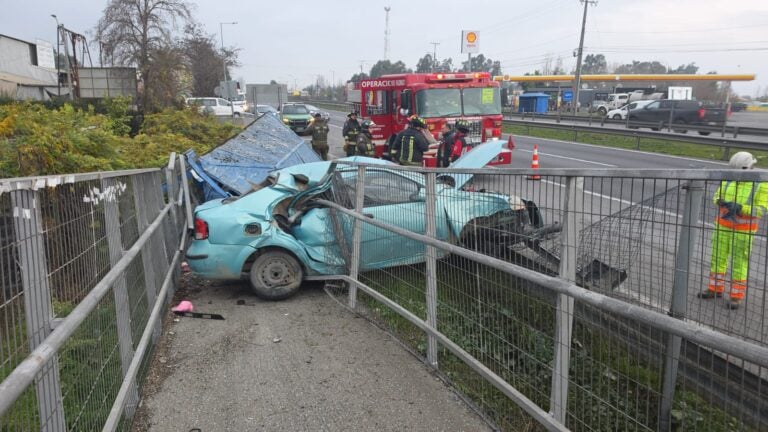 Impactante accidente en la Ruta 5: Vehículo se estrella en acceso a pasarela en sector Maquehua