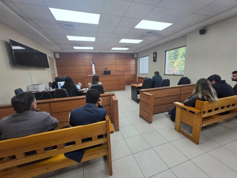 Rebajan cautelar a arquitecta acusada de estafas en Curicó: Despachan orden de detención contra coimputado