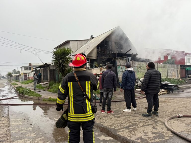 Incendio consume vivienda en Curicó: Abuela y su nieta quedaron damnificadas