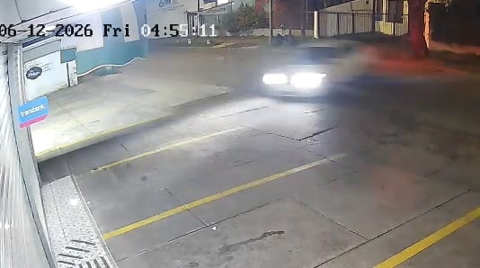 Conductor se da a la fuga tras chocar con vivienda en Curicó