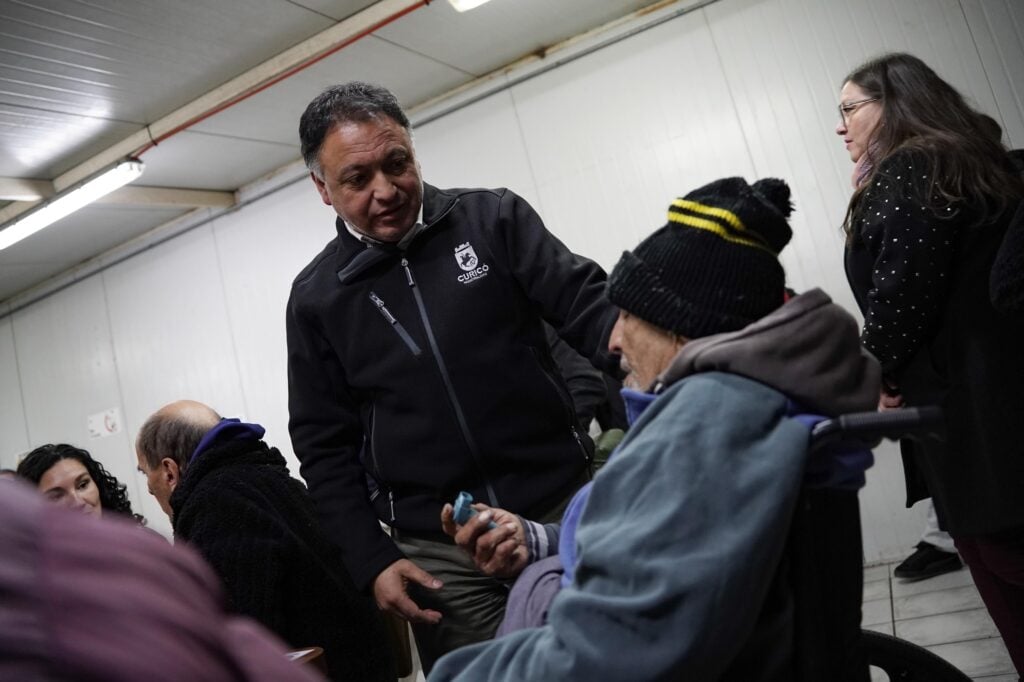 Autoridades inauguran albergue en Curicó: dispositivo municipal busca entregar dignidad durante el invierno
