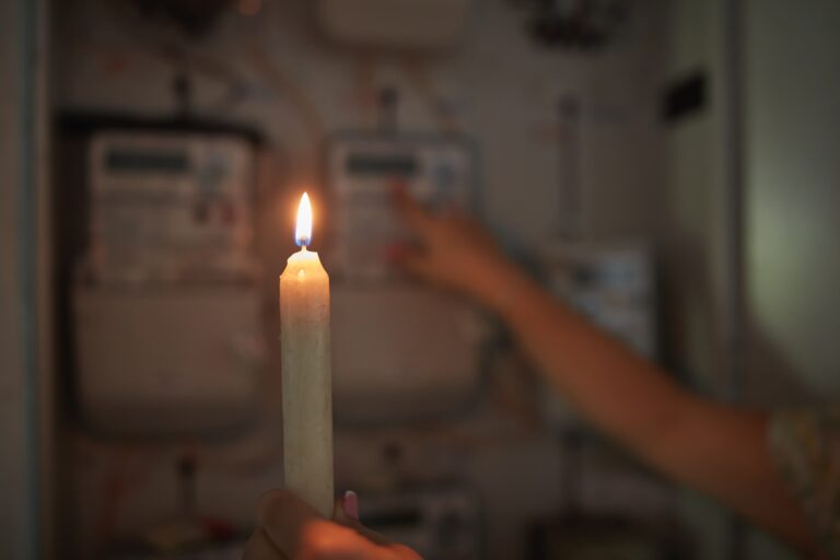 Grave crisis eléctrica en Licantén: Alcalde anuncia demanda colectiva contra CGE por prolongados cortes de luz