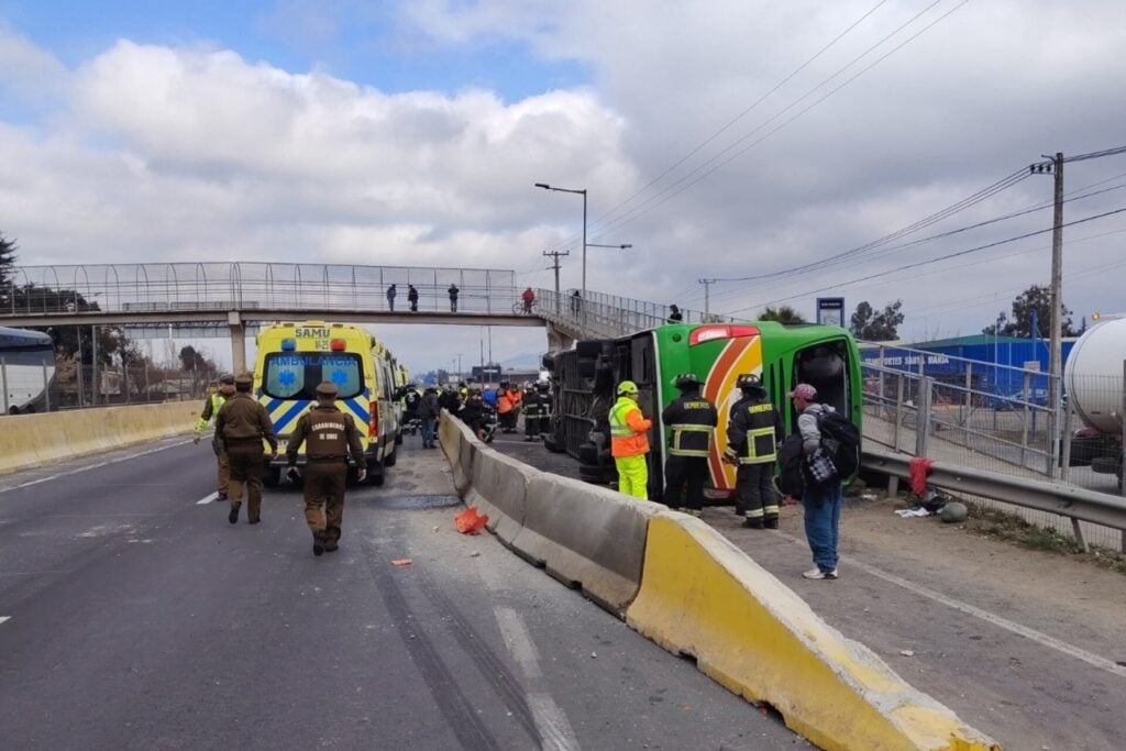 Bus Interurbano Volcó en Ruta 5 Sur: Más de 15 Heridos Trasladados a Hospitales