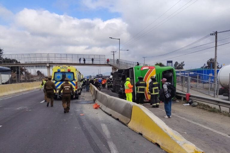 Trágico accidente en la Ruta 5 Sur: Bus interurbano volcó dejando más de 15 heridos