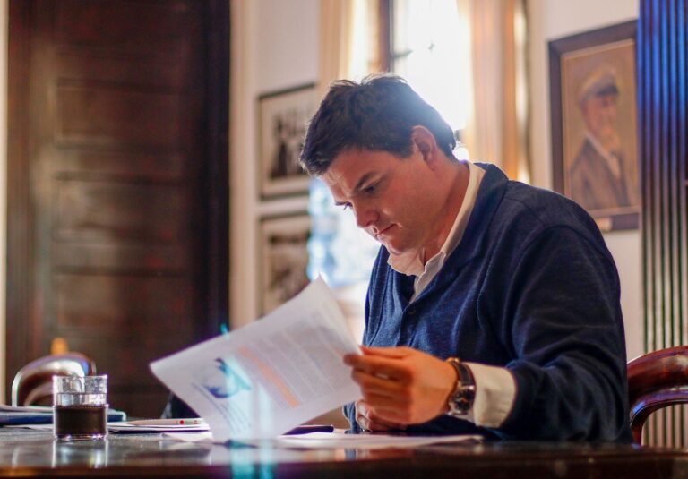 Alcaldes buscan eximir pago de contribuciones a quienes ganan menos de $3 millones