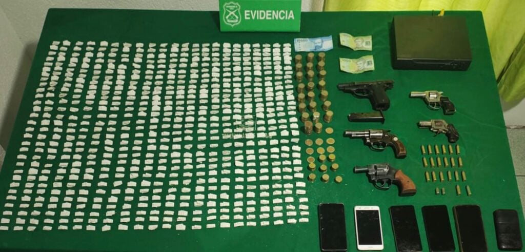 Desbaratan punto de venta de drogas en Curicó: Tres detenidos, armas de fuego y cientos de dosis incautadas
