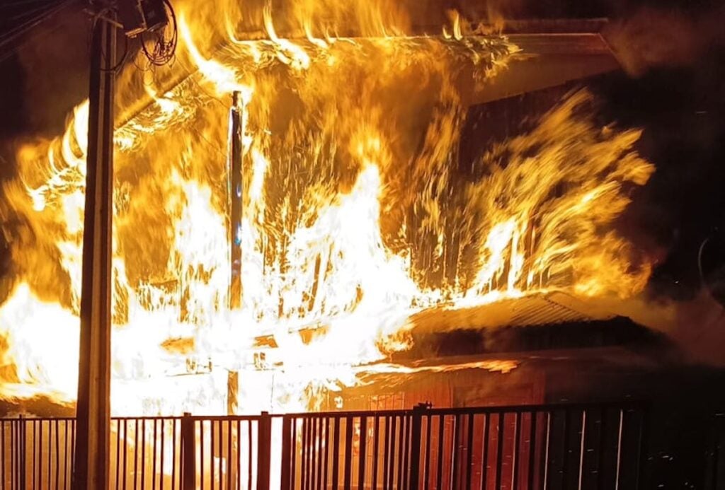 Voraz incendio destruye vivienda y causa daños en jardín infantil "Burbujitas de Colores" en Cordillerilla