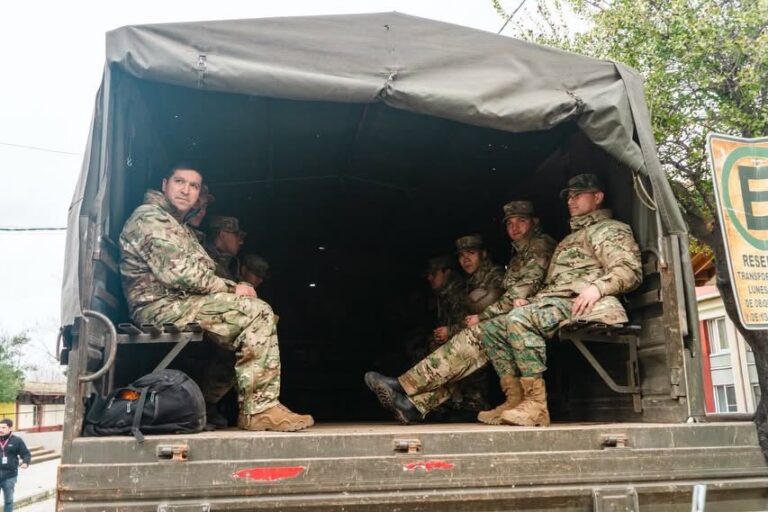 Ejército se despliega en Licantén: Contingente militar apoyará evacuación preventiva