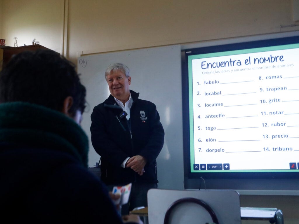 Municipalidad de Curicó apuesta por la innovación educativa con nuevas pantallas interactivas en el Colegio El Boldo