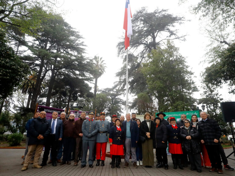 Destacan espíritu patriótico en izamiento mensual de la bandera en Curicó