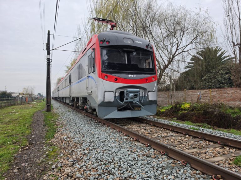 Fatal accidente en Curicó: Ciclista muere tras ser impactado por tren en cruce Santa Fe