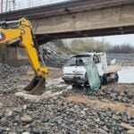 Milagrosa escapada de conductor que cayó en su camión en el Puente Rauco
