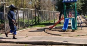 Gendarmería intercepta "pelotazo" con drogas y celulares en penal de Talca