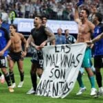FIFA investiga a Argentina por pancarta de las Malvinas en celebración de victoria