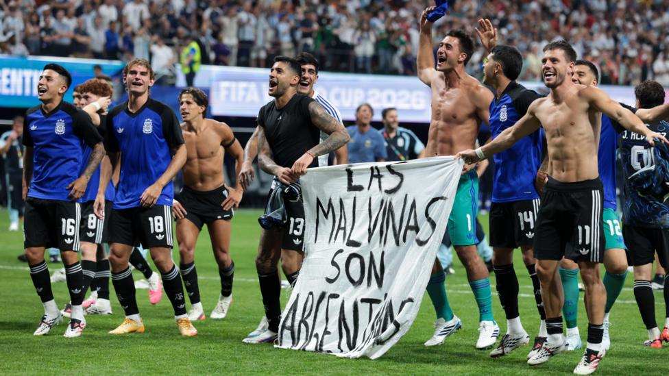 Argentina bajo la lupa de la FIFA por pancarta sobre las Malvinas tras victoria ante Inglaterra
