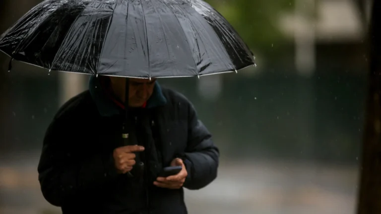 Sistema frontal deja a más de 640 mil hogares sin luz en Chile