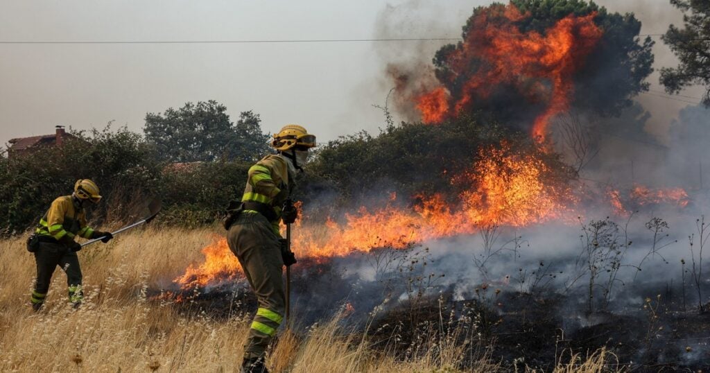 Sánchez anuncia emergencia para zonas afectadas por incendios en España y advierte de horas: "muy complejas"