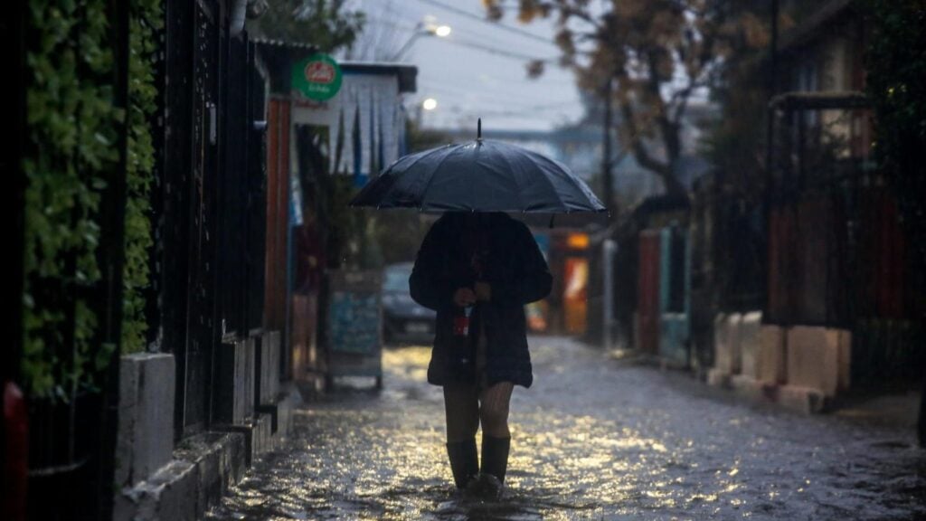 Lluvias persistirán en Santiago: Meteorólogo detalla pronóstico para los próximos días