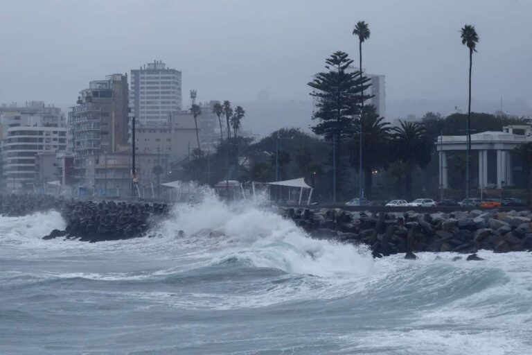 Marejadas en 10 regiones por sistema frontal: Armada emite aviso y llama a la precaución