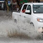 Multas por mojar a peatones: Conductores arriesgan hasta $71 mil en sanciones