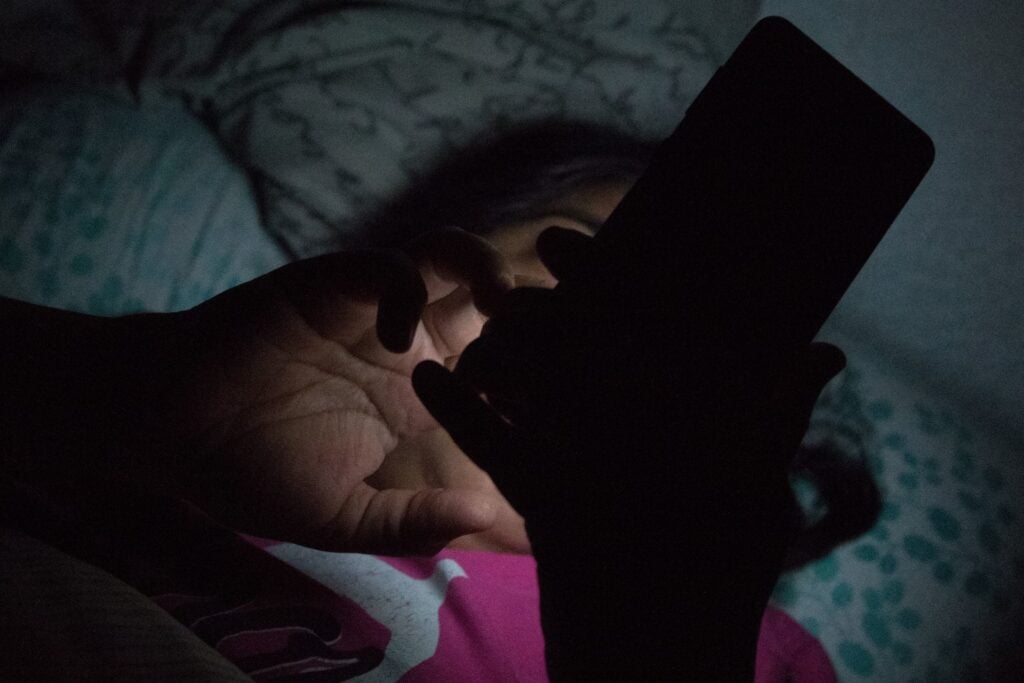 El impacto del celular antes de dormir: Estudio revela cómo perjudica tu salud y descanso